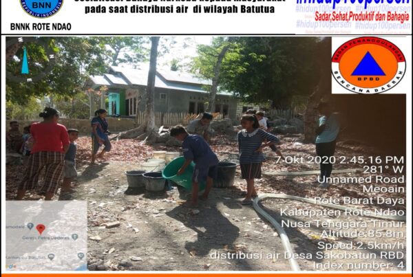 Penggiat Anti Narkoba Instansi Pemerintah BPBD Kabupaten Rote Ndao Melakukan Sosialisasi Bahaya Narkoba pada saat distribusi air bersih di wilayah batutua Desa Sokobatun Rote Barat Daya