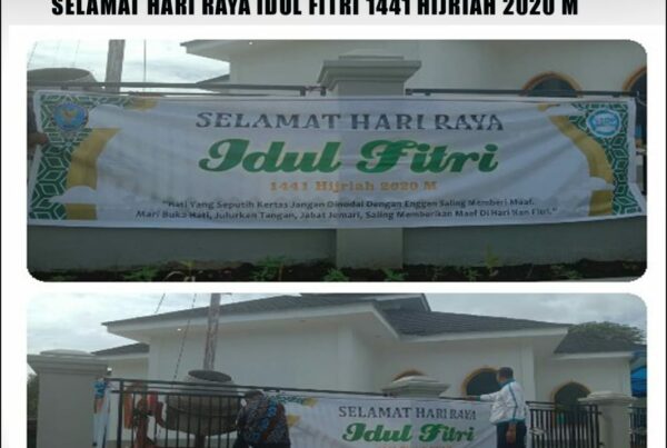Pemasangan Spanduk Ucapan Selamat Merayakan Hari Raya Idul Fitri 1441 Hijriah