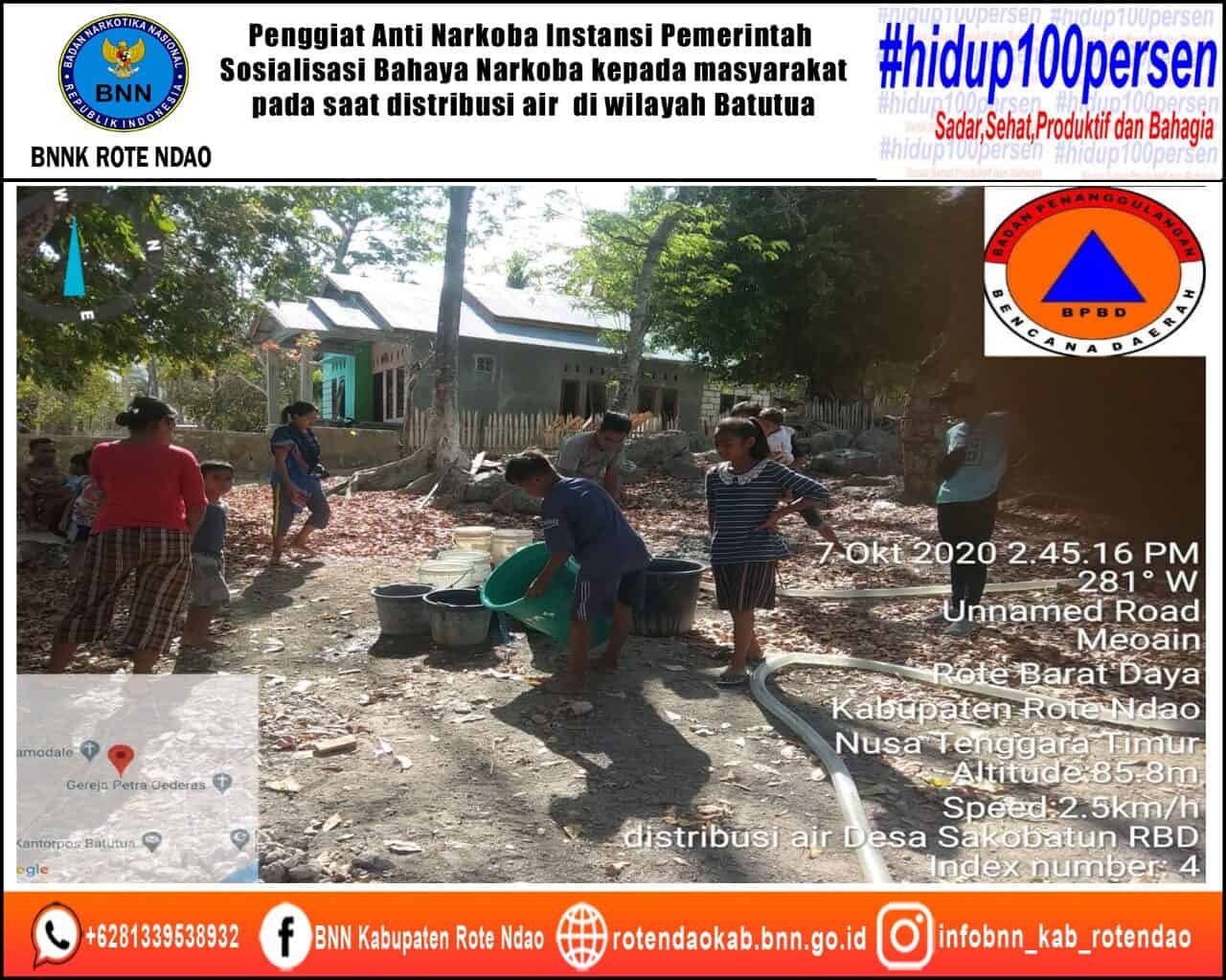Penggiat Anti Narkoba Instansi Pemerintah BPBD Kabupaten Rote Ndao Melakukan Sosialisasi Bahaya Narkoba pada saat distribusi air bersih di wilayah batutua Desa Sokobatun Rote Barat Daya Penggiat Anti Narkoba Instansi Pemerintah BPBD Kabupaten Rote Ndao Melakukan Sosialisasi Bahaya Narkoba pada saat distribusi air bersih di wilayah batutua Desa Sokobatun Rote Barat Daya