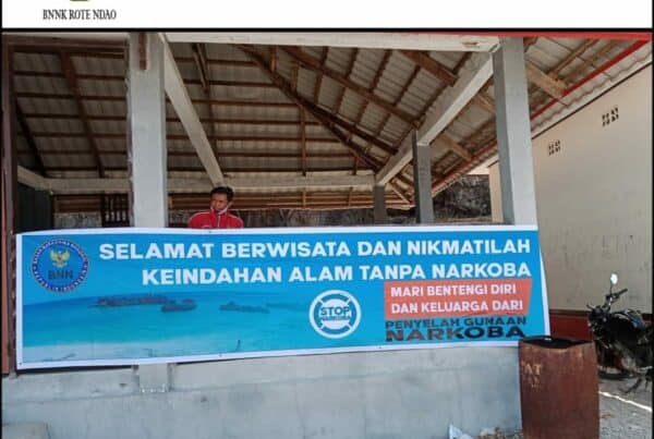 Pemasangan Spanduk Himbauan Cegah Narkoba di Tempat Wisata Tiang Bendera
