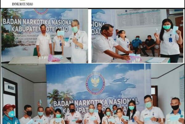 Cegah Covid – 19, BNNK Rote Ndao Melakukan Pembagian Material Kesehatan kepada Pegawai