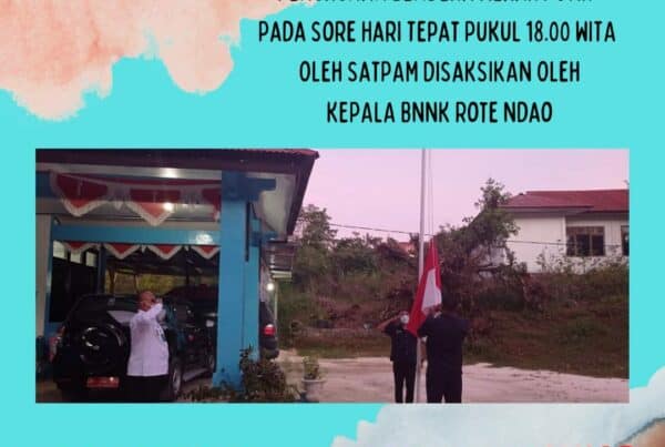 Penurunan Bendera Merah Putih pada sore hari oleh Satpam disaksikan oleh Kepala BNNK Rote Ndao