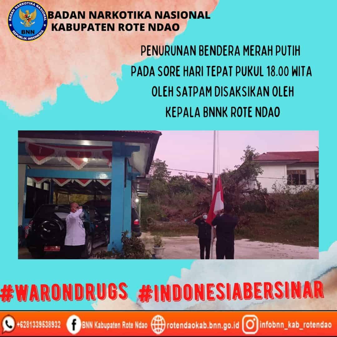Penurunan Bendera Merah Putih pada sore hari oleh Satpam disaksikan oleh Kepala BNNK Rote Ndao Penurunan Bendera Merah Putih pada sore hari oleh Satpam disaksikan oleh Kepala BNNK Rote Ndao