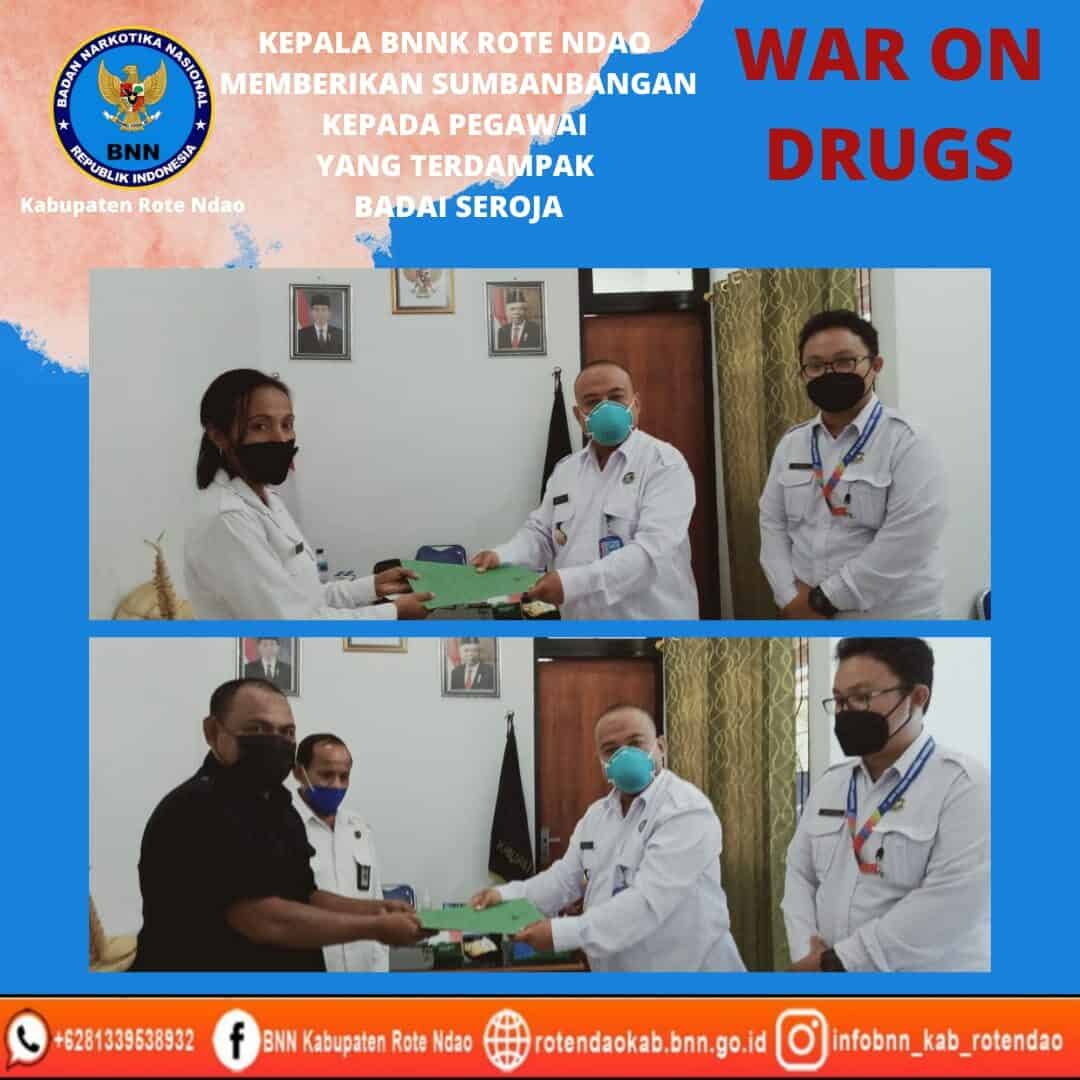 Kepala BNNK Rote Ndao Menyerahkan sumbangan kepada pegawai yang terdampak badai seroja Kepala BNNK Rote Ndao Menyerahkan sumbangan kepada pegawai yang terdampak badai seroja