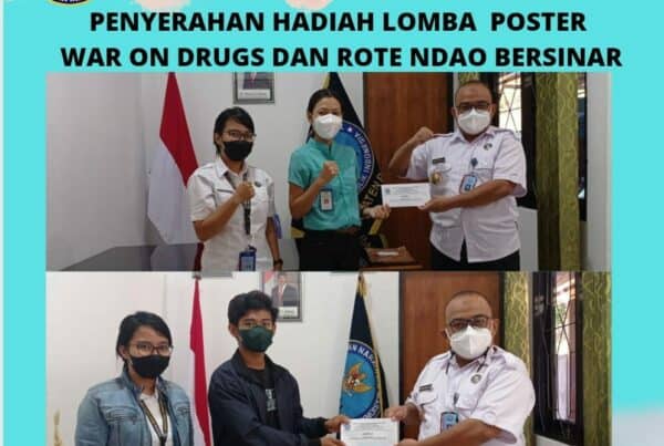 Penyerahan hadia pemenang lomba desain poster War On Drugs dan Rote Ndao Bersinar