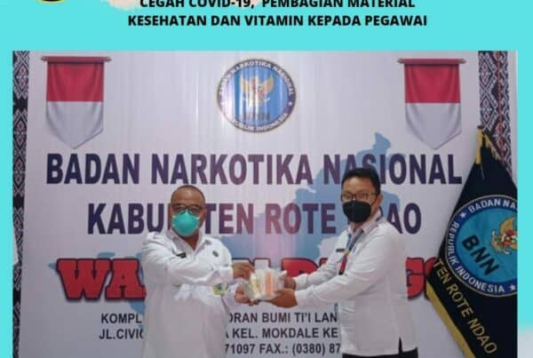 Cegah Penularan Covid-19, Kepala BNNK Rote Ndao melalukan pembagian material kesehatan dan vitamin kepada pegawai