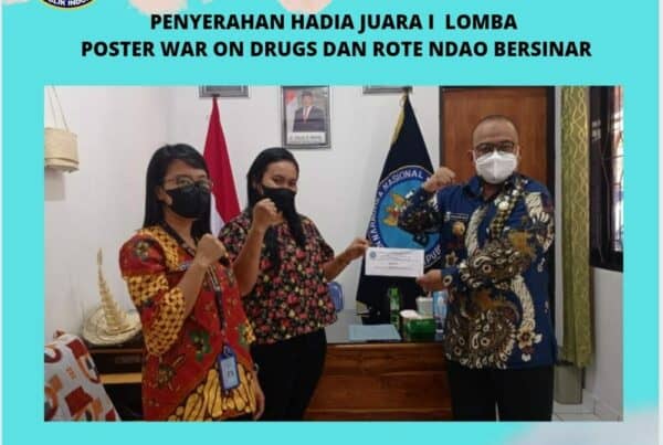 Penyerahan hadia juara 1 pemenang lomba desain poster War On Drugs dan Rote Ndao Bersinar Penyerahan hadia juara 1 pemenang lomba desain poster War On Drugs dan Rote Ndao Bersinar