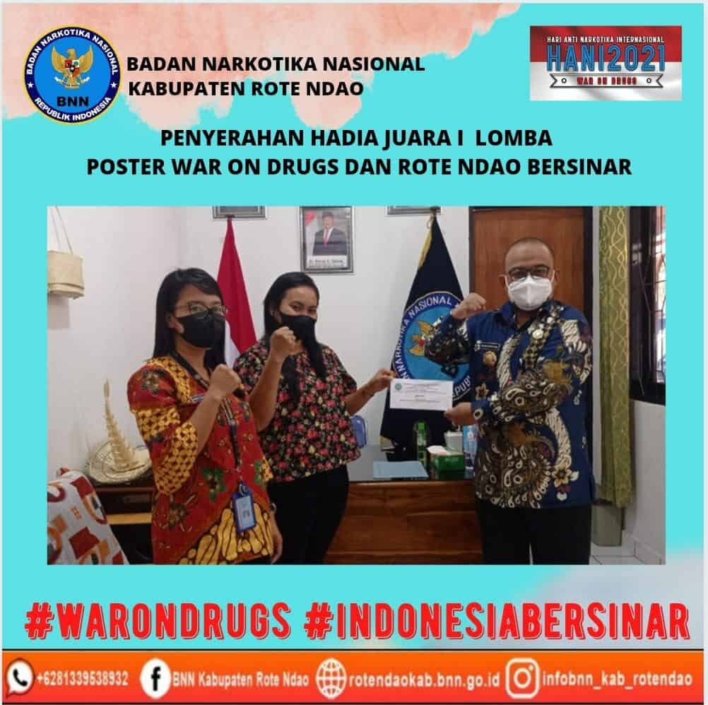 Penyerahan hadia juara 1 pemenang lomba desain poster War On Drugs dan Rote Ndao Bersinar Penyerahan hadia juara 1 pemenang lomba desain poster War On Drugs dan Rote Ndao Bersinar