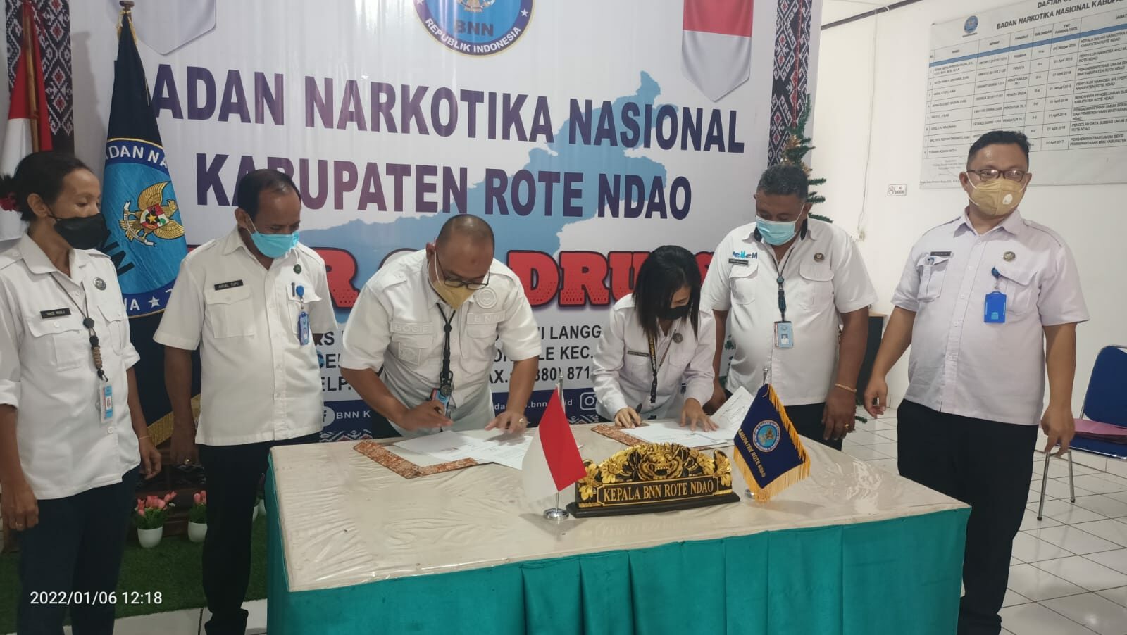 Penandatangan Perjanjian Kontrak Kerja dan Pakta Integritas Tenaga Kerja Kontrak BNNK Kabupaten Rote Ndao Tahun Anggaran 2022 Penandatangan Perjanjian Kontrak Kerja dan Pakta Integritas Tenaga Kerja Kontrak BNNK Kabupaten Rote Ndao Tahun Anggaran 2022