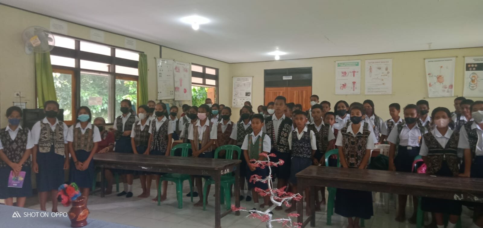 BNNK Rote Ndao Menggelorakan Mars BNN di SMP N.1 Rote Tengah Konsep Otomatis