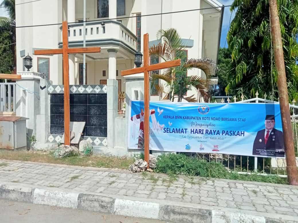 Memasang Spanduk Selamat Hari Raya Paskah Memasang Spanduk Selamat Hari Raya Paskah