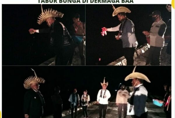 Tabur bunga di Dermaga Baa